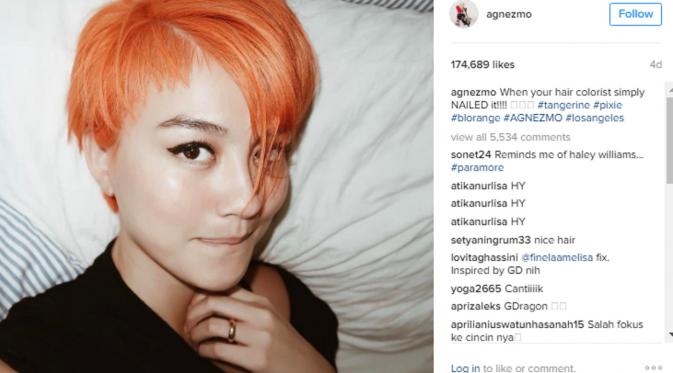 Agnez Mo memamerkan warna rambut baru dan cincin yang melingkar di jari manisnya. (Instagram/agnezmo)