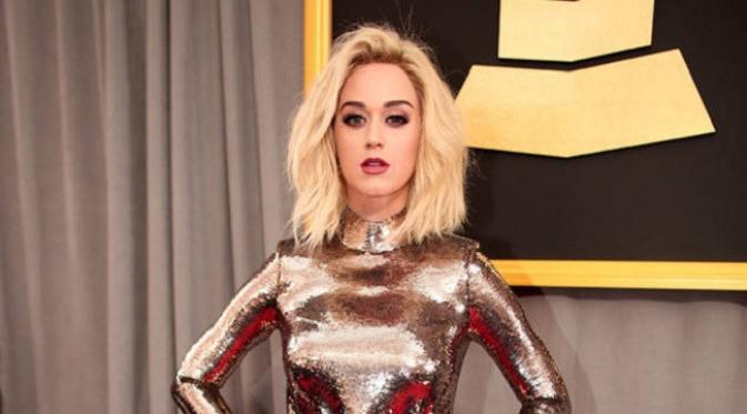 Ada selebritas yang kurang pas berpakaian sehingga masuk ke dalam kategori gaun terburuk di Grammy Award 2017 siapa saja mereka?