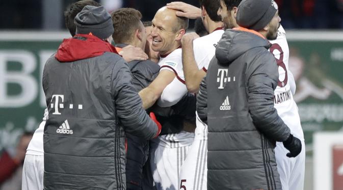 Selebrasi para pemain Bayern Muenchen menyusul gol Arjen Robben ke gawang Ingolstadt. (AP Photo/Matthias Schrader)