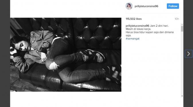 Prilly Latuconsina beristirahat di sebuah sofa di lokasi syuting. [foto: instagram/prillylatuconsina96]