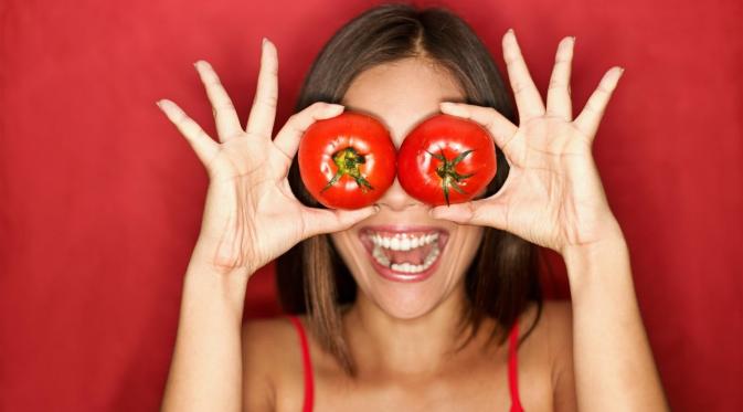 Jangan pernah menyepelekan tomat, biarpun kecil buah yang satu ini tidak hanya menyehatkan, tapi juga dapat membuat kamu tambah cantik. (Foto: amazonaws.com)
