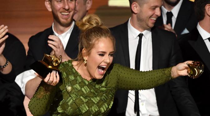 Adele patahkan piala Grammy (AFP/Bintang.com)