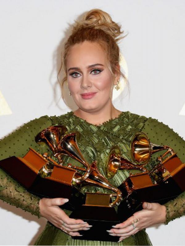 Penyanyi Adele ternyata berhasil membuktikan kepiawaiannya dalam bermusik. Selain tampil sebagai pembuka acara dengan lagunya yang bertajuk ‘Hello’, ternyata Adele juga berhasil membawa lima kemenangan. (AFP/Bintang.com)