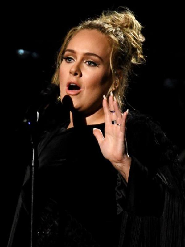 Tak hanya suara dan penampilannya. Prestasi yang diterima Adele dalam ajang bergengsi itu kembali membuat para penggemarnya semakin terpukau. Pasalnya, Adele membawa lima piala sekaligus pada hari itu. (AFP/Bintang.com)