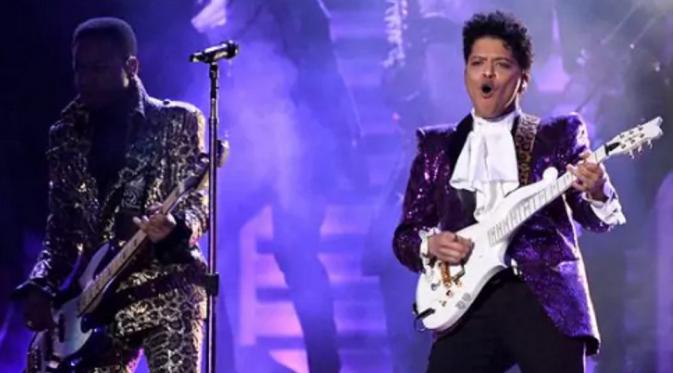 Bruno Mars saat memperagakan penampilan Prince di Grammy Awards 2017 (USA Today)