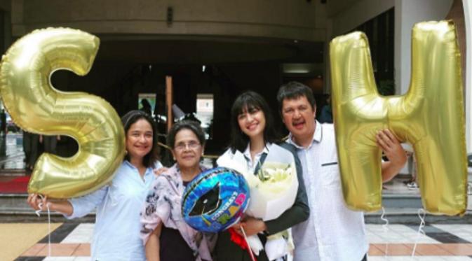 Mikha Tambayong berpose bersama keluarga usai sukses meraih gelar sarjana hukum. (Instagram/miktambayong)