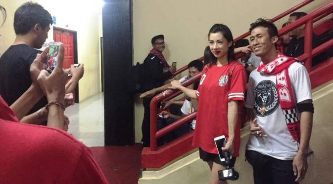 Tak hanya Irfan Bachdim, sang istri, Jennifer, juga kebanjiran permintaan selfie dari suporter Bali United. (Bola.com/Wiwig Prayugi)