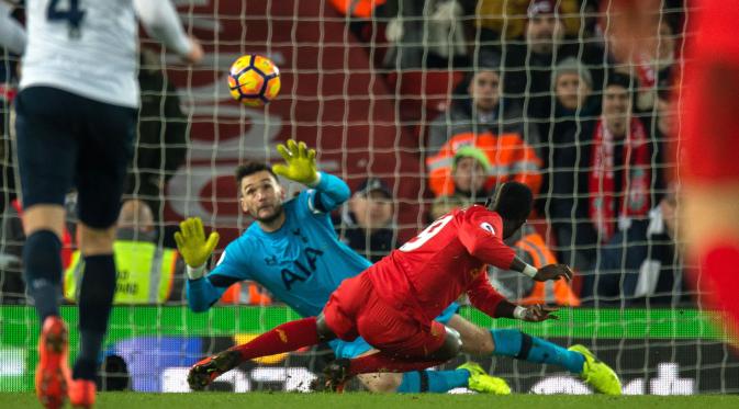 Pemain Liverpool, Sadio Mane, menjadi bintang dengan dua golnya ke gawang Tottenham Hotspur, Februari 2017.  (EPA/Peter Powell)