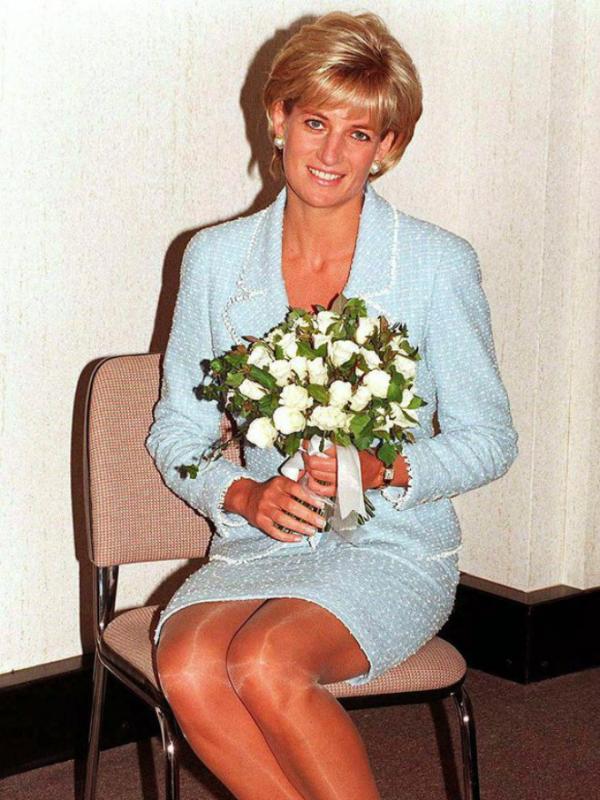 Putri Diana melakukan kunjungan ke rumah sakit untuk merayakan Valentine 14 Februari 1997 (Foto: Popsugar)