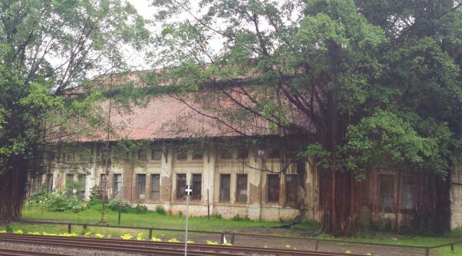 Bangunan dipo lokomotif tua di dekat kuburan kereta Stasiun Purwakarta. (Liputan6.com/Dinny Mutiah)