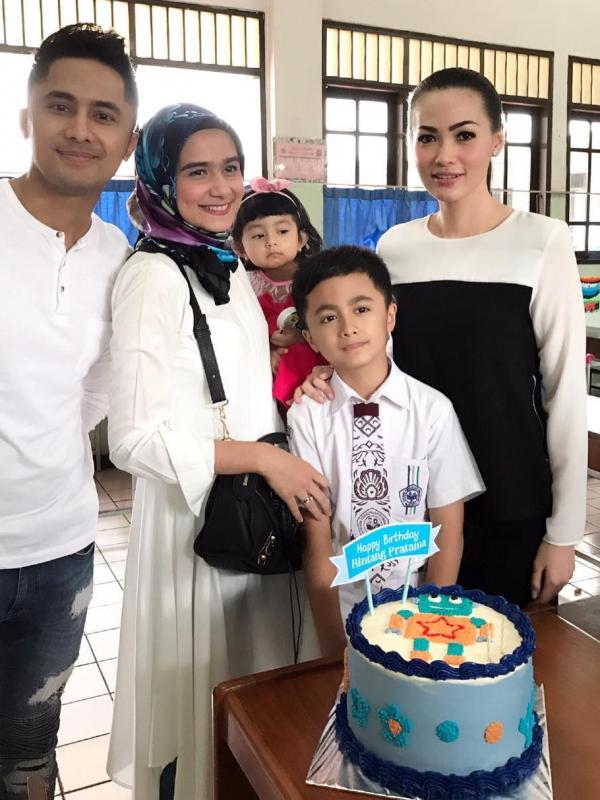 Hengky Kurniawan, Sonya Fatmala dan Christy Jusung rayakan ulang tahun Bintang [foto: Instagram/christyjusung]
