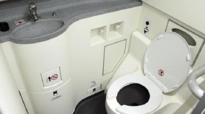 Toilet pesawat kini terasa makin sempit. Apa penyebabnya? (foto : news.com.au)