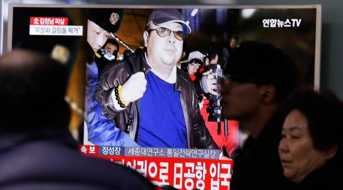 Layar TV menunjukkan gambar Kim Jong-nam, kakak dari pemimpin Korut Kim Jong-un, di stasiun kereta Seoul, Korea Selatan, Selasa (14/2). Sebelum mengembuskan nafas terakhir di Malaysia, Kim Jong-nam beberapa kali pindah negara. (AP Photo/Ahn Young-joon)
