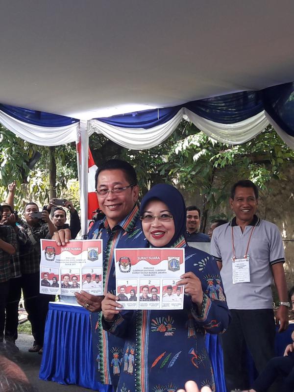 Cawagub Sylviana Murni dan suami saat mencoblos Pilkada DKI Jakarta di TPS 103 Pondok Kelapa, Jakarta Timur, Rabu (15/2/2017). (Liputan6.com/Devira Prastiwi)