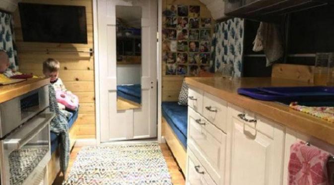 Sewa rumah mahal, akhirnya keluarga ini memutuskan pindah ke bus dan memodifikasinya menjadi sebuah rumah nyaman. (foto : odditycentral.com)