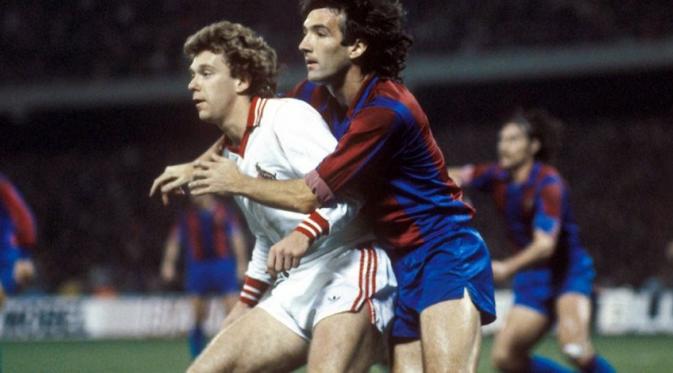 Bek Barcelona Jose Antonio Ramos menjaga striker Koln Tony Woodcock pada duel Piala UEFA 1980-1981. (Express.de)