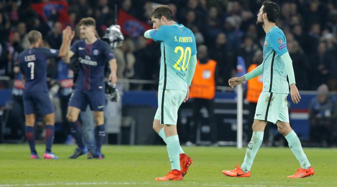 Pemain Barcelona tertunduk seusai dikalahkan Paris Saint-Germain 0-4 pada leg pertama 16 besar Liga Champions, Rabu (15/2/2017) dinihari WIB. (AP Photo/Michel Euler).