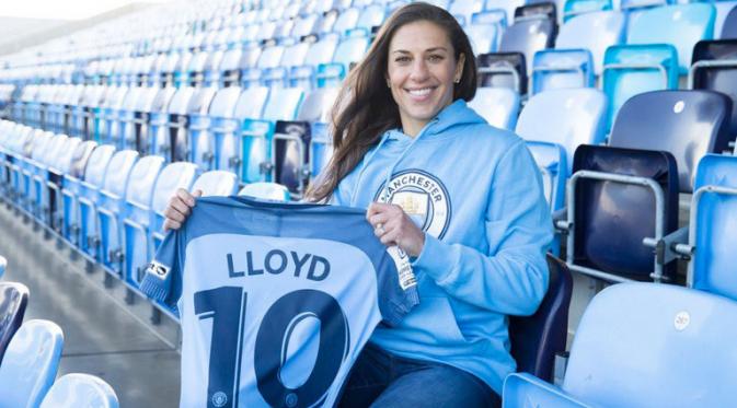 Carli Lloyd memamerkan seragam Manchester City (Man City). Lloyd dipinjam dari Houston Dash. (Sky Sports)