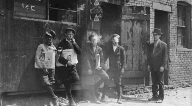 Anak-anak lelaki pengantar koran, St. Louis, Missouri, 1910. (Wikimedia Commons/Lewis Hine)