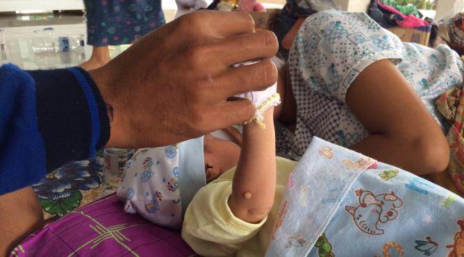 Bayi pengungsi korban banjir Cirebon itu hingga kini belum memiliki popok pengganti. (Liputan6.com/Panji Prayitno)