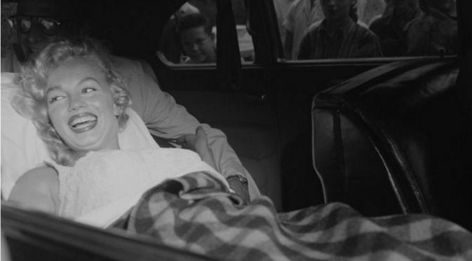 Marilyn Monroe yang setelah dilarikan ke rumah sakit akibat keguguran, foto diambil tahun 1960 (immortalmarilyn)