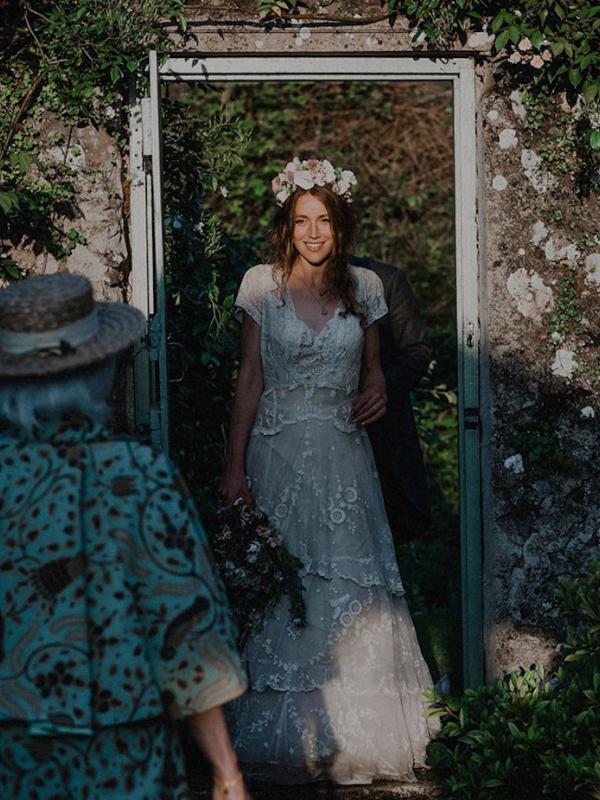 Tess Newall di hari pernikahannya dalam balutan gaun pengantin neneknya yang berusia 147 tahun. Sumber: mymodernmet.com.