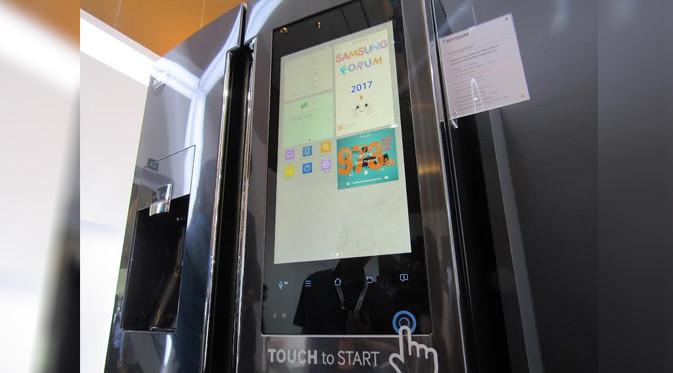Lemari es Samsung dengan fitur Family Hub 2.0. (/Agustinus Mario Damar)