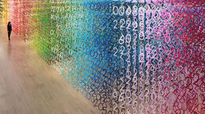 Instalasi seni 3 dimensi yang interaktif bertajuk "Forest of Numbers" karya Emmanuelle Moureaux di National Art Center of Tokyo. Sumber: mymodernmet.com.