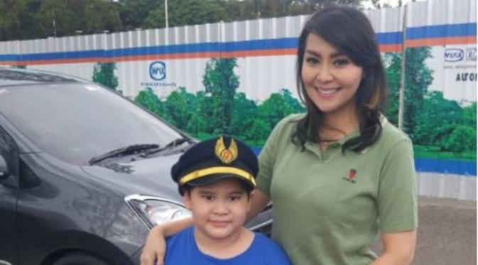 Anak Tessa Kaunang restui hubungan ibunya dengan seorang pilot?  (Foto: Instagram)