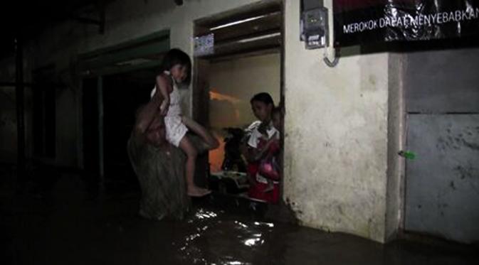 Banjir dan longsor menerjang beberapa kawasan di Kabupaten Cirebon, Jawa Barat. (Liputan6.com/Panji Prayitno)