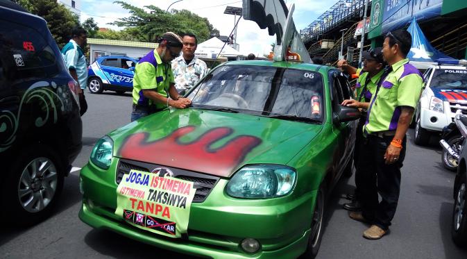Seribu sopir taksi di Yogyakarta, menggelar unjuk rasa menolak kehadiran taksi online. (Liputan6.com/Switzy Sabandar)