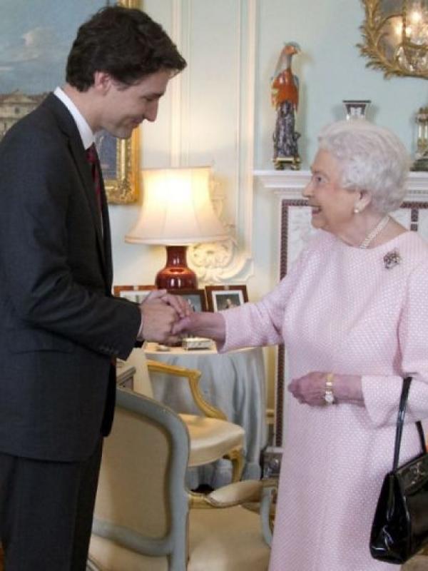 Ratu Elizabeth II. (Via: boredpanda.com)