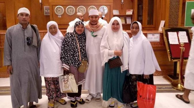 Umi Kalsum bersama rombongan jemaah umrah (Instagram/@mom_ayting92_)