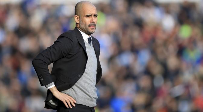 Raut wajah kekhawatiran pelatih Manchester City Pep Guardiola saat melawan Huddersfield Town. (Mike Egerton/PA via AP)