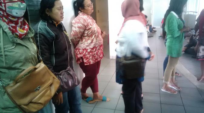 Keluarga dan kerabat menjenguk Azizahtul, karyawati toko boneka yang ditusuk di Tunjungan Plaza, Surabaya. (Liputan6.com/Dhimas Prasaja)