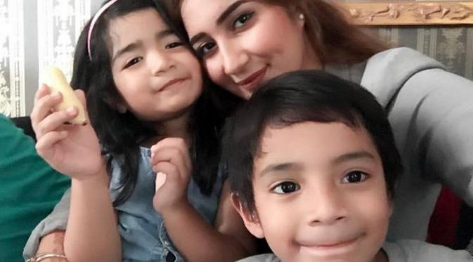 Tania Nadira bersam dua anaknya (Instagram/@tanianadira)