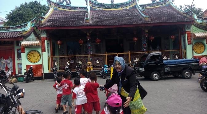 Puluhan anak dari Lembaga Pendidikan Beniso menyambangi sejumlah gereja, kelenteng, dan masjid di Yogyakarta. (Liputan6.com/Yanuar H)