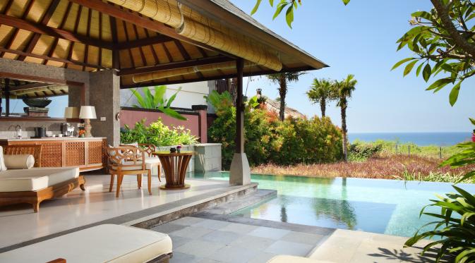 Salah satu vila di Hilton Bali Resort dengan kolam renang dan gazebo pribadi yang rileks dan membuat refresh (Foto: Hilton Bali)