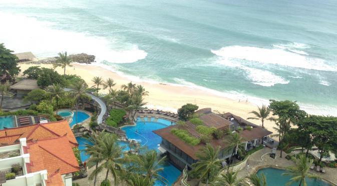 Mengabadikan keindahan pantai dan lansekap Hilton Bali dari lantai 15 sebelum menuju kamar yang menghadap samudera (Foto: Novi Nadya)