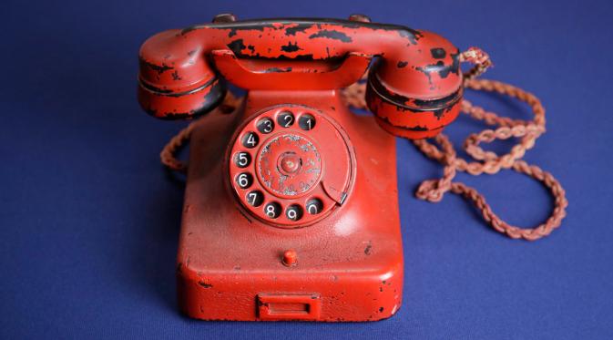 Pesawat telepon milik diktator Jerman Adolf Hitler, ditampilkan di sebuah rumah lelang di Maryland, AS, 17 Februari 2017. Pesawat telepon kuno itu terjual dalam lelang dengan harga 243.000 dollar AS (setara Rp 3,3 miliar). (AP Photo/Patrick Semansky)