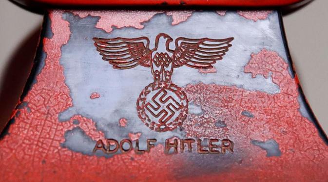 Telepon Adolf Hitler | via: thesun.co.uk