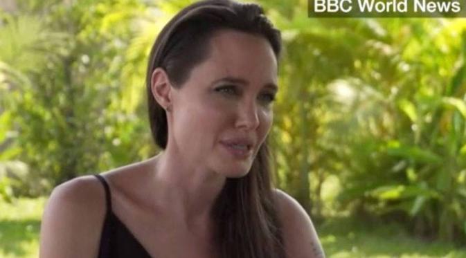 Angelina Jolie buka suara soal perceraiannya. 