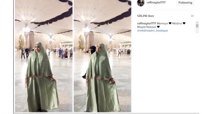 Tanpa ditemani Raffi Ahmad dan Rafathar, Nagita Slavina berpose di depan masjid Nabawi, Madinah (Foto: Instagram)
