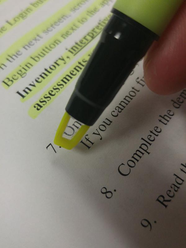 Lighter pen ini bolong biar kamu bisa lihat tulisannya. (Via: boredpanda.com)