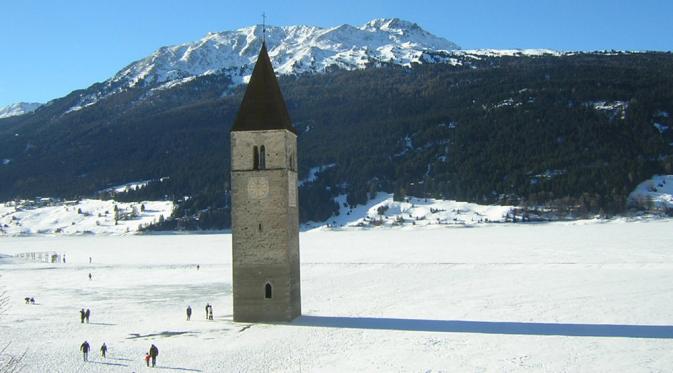 Tenggelam, Kota Reschen hanya sisakan sebuah menara jam yang terlihat dari permukaan air danau. (Foto : Ripleys.com)