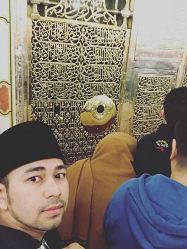 Raffi Ahmad saat mengunjungi makam Nabi Muhammad SAW (Instagram@raffinagita1717)