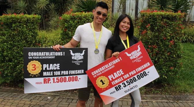  Pemenang Counterpain Mud Warrior kelas 10K kategori wanita, Prasna Adinda bersama kekasihnya yang juga meraih juara 3.