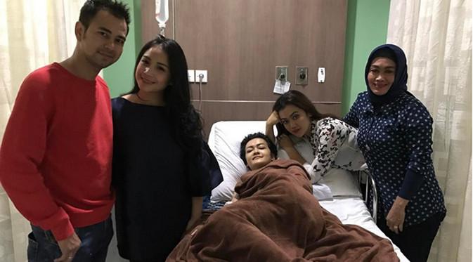 Beberapa bulan belakangan ini, penyanyi dan pemeran Julia Perez berjuang dengan kanker serviks. Para sahabat baik, silih berganti datang ke rumah sakit guna memberikan semangat. (Instagram/juliaperrezz)