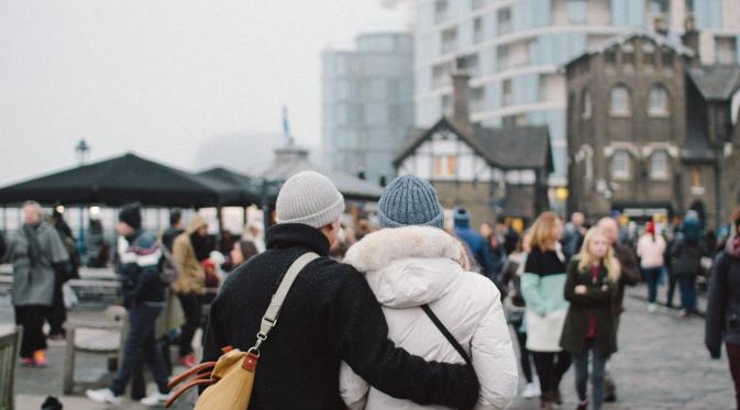 Wanita sering dibilang mudah jatuh cinta, padahal pria yang lebih mudah jatuh cinta. (Foto: unsplash.com)