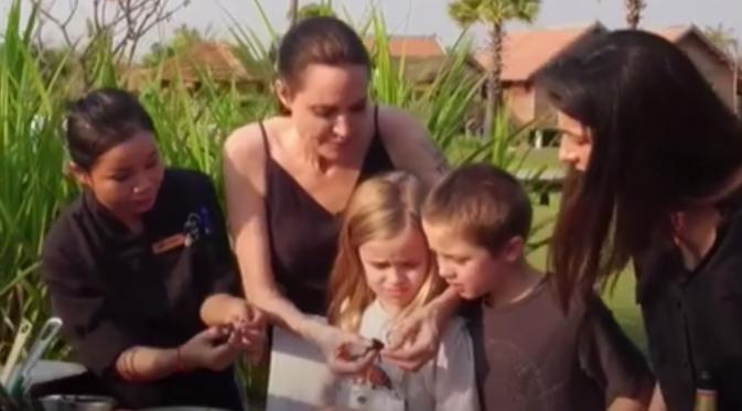 Angelina Jolie menikmati serangga bersama anak-anaknya. (Foto: BBC Video)